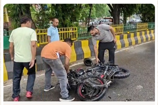 नगर निगम की ट्राली व बाइक की टक्कर, ट्राली चालक व उसका साथी फरार
