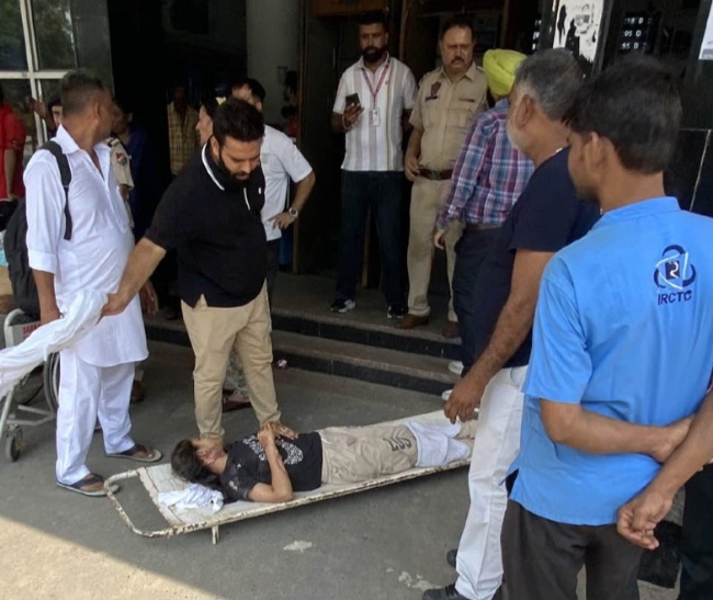 अमृतसर शादी पर जा रहे परिवार के साथ दर्दनाक हादसा  बेटी को बचाते पिता ने अपनी जान गंवाई