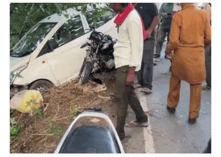 दौलत पुर गांव के पास कार - मोटरसाइकिल व एक्टिवा में टक्कर