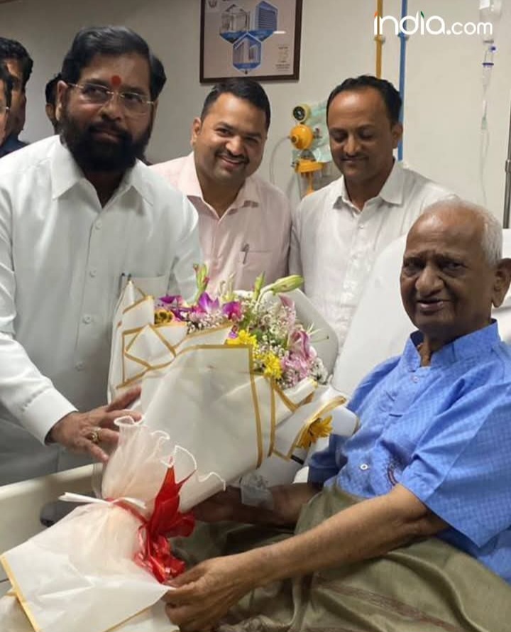 महाराष्ट्र के उप मुख्यमंत्री एकनाथ शिंदे ने मुम्बई के अस्पताल में समाजिक कार्यकर्ता अन्ना हजारे से मुलाकात की
