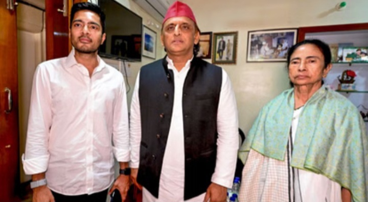 अखिलेश यादव - ममता बनर्जी मुलाकात, सम्मानित किया व हौंसला बढ़ाया