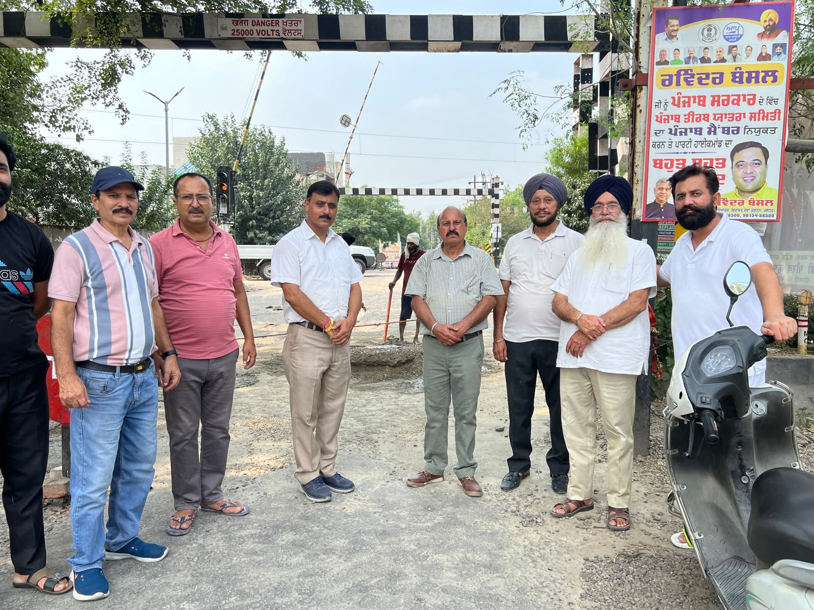 रेलवे फाटक की टूटी सड़क की हुई रिपेयर -  स्थानीय लोगों को मिली राहत