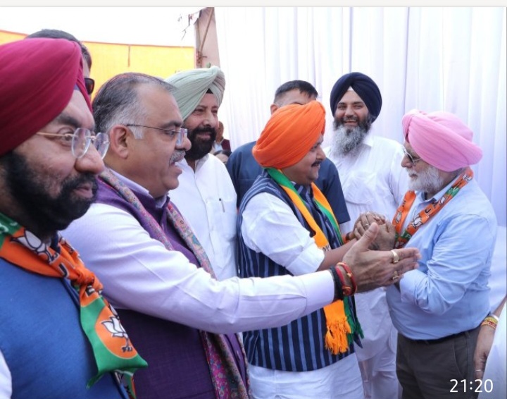 नितिन नवीन ने थपथपाई अमरजीत अमरी की पीठ