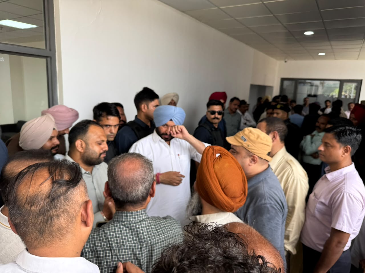 ज्वाइंट एक्शन कमेटी के सदस्य केन्द्रीय रेल राज्य मंत्री रवनीत सिंह बिट्टू से मिले