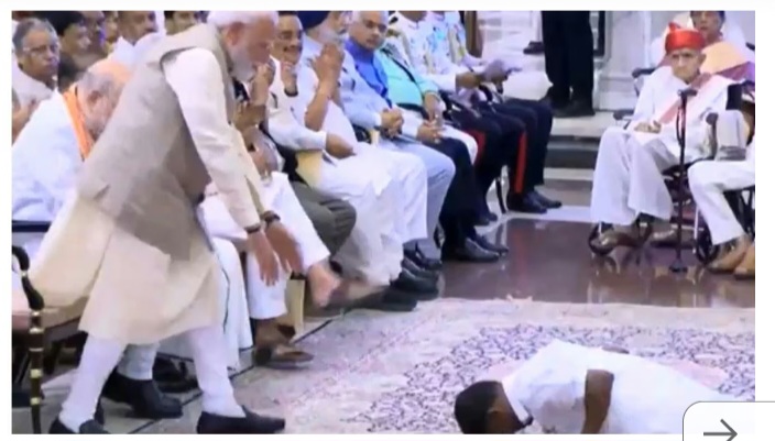 राष्ट्रपति से मिला - पांच पद्म विभूषण, 13 पद्म भूषण और 113 पद्मश्री सम्मान