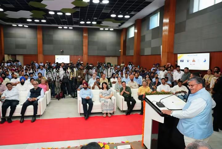 चंडीगढ़ में ‘भारत टैक्सी’ का शुभारंभ माननीय राज्यपाल गुलाब चंद कटारिया ने हरी झंडी देकर किया
