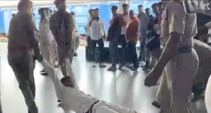 आगरा कैंट रेलवे स्टेशन पर रेलवे सुरक्षा बल के जवानों ने स्टेशन मास्टर से विवाद व मारपीट