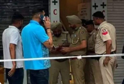 मेडिकल स्टोर पर अज्ञात हमलावरों ने की फायरिंग   मैडीकल स्टोर के कैशियर की मौत