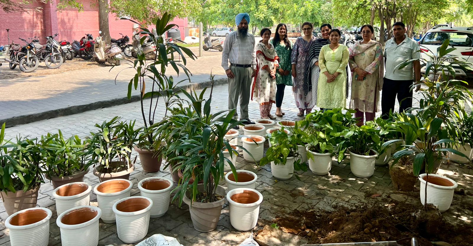 विश्व पर्यावरण दिवस के अवसर पर यूनिवर्सिटी कॉलेज लाडोवाली रोड में 100 गमले स्थापित