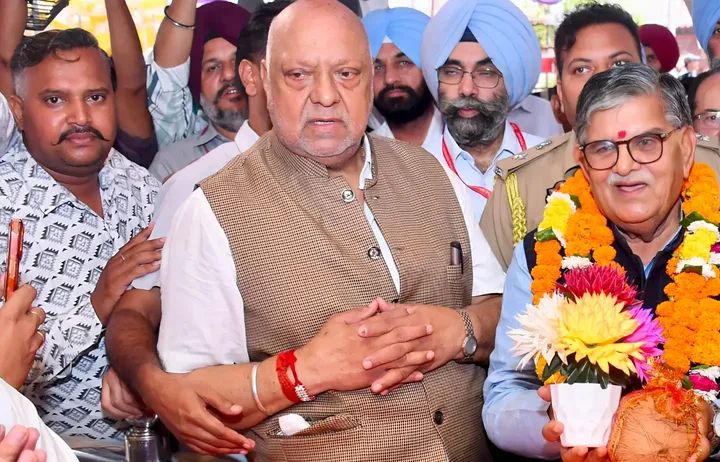 पंजाब के राज्यपाल श्री गुलाब चंद कटारिया श्री सिद्ध बाबा सोढल मंदिर में नतमस्तक हुए