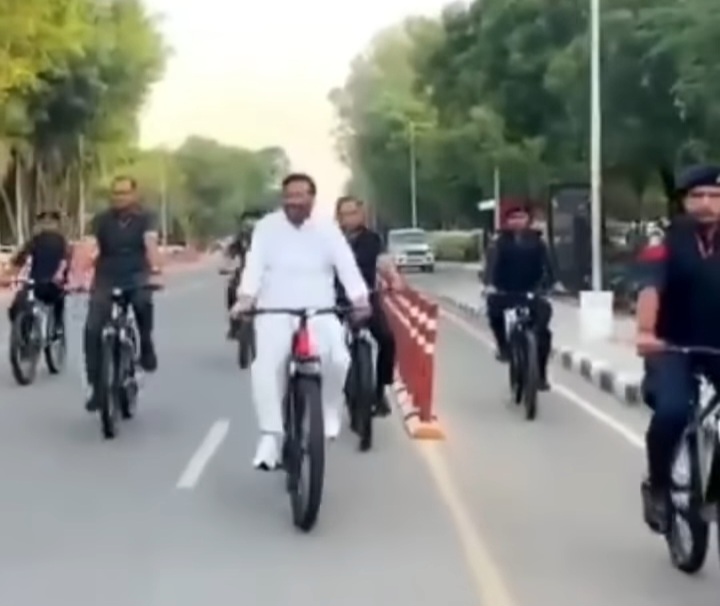 हरियाणा के मुख्यमंत्री ने दिया इंधन बचाने का संदेश  - साईकिल पर निकले सैर करने