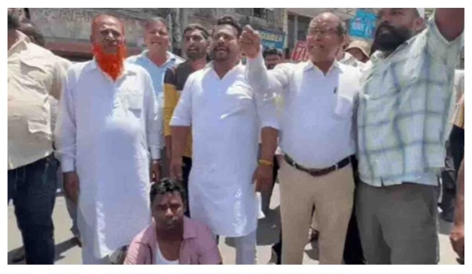 पार्षद मनमोहन सिंह राजू के खिलाफ रामामण्डी थाने के बाहर धरना-प्रदर्शन