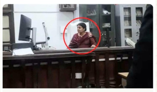 मानसिक रूप  से परेशान महिला जज की कुर्सी पर जा बैठी  पुलिसकर्मियों ने रोका और पुलिस थाने ले गए