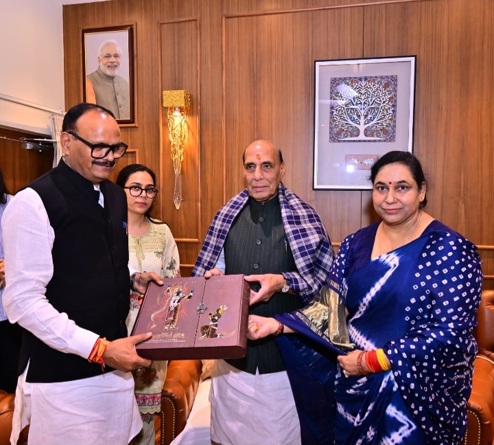 रक्षामंत्री राजनाथ सिंह अपने संसदीय क्षेत्र लखनऊ पहूँचे
