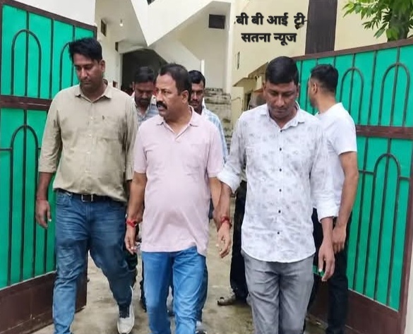 रीवा लोकायुक्त टीम की भ्रष्टाचार के विरुद्ध मुहिम   सहकारी बैंक का सीईओ 96 हजार रुपए रिश्वत लेते रंगे हाथ गिरफ्तार