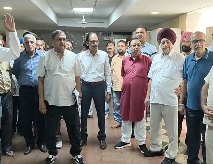 सेवानिवृत्त नगर निगम कर्मचारियों ने मांगों को लेकर किया धरना-प्रदर्शन