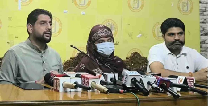 मासूम बेटी के साथ हैवानियत व दर्दनाक हत्या के बाद इंसाफ के लिए दर दर की ठोकरे खा रही है मां