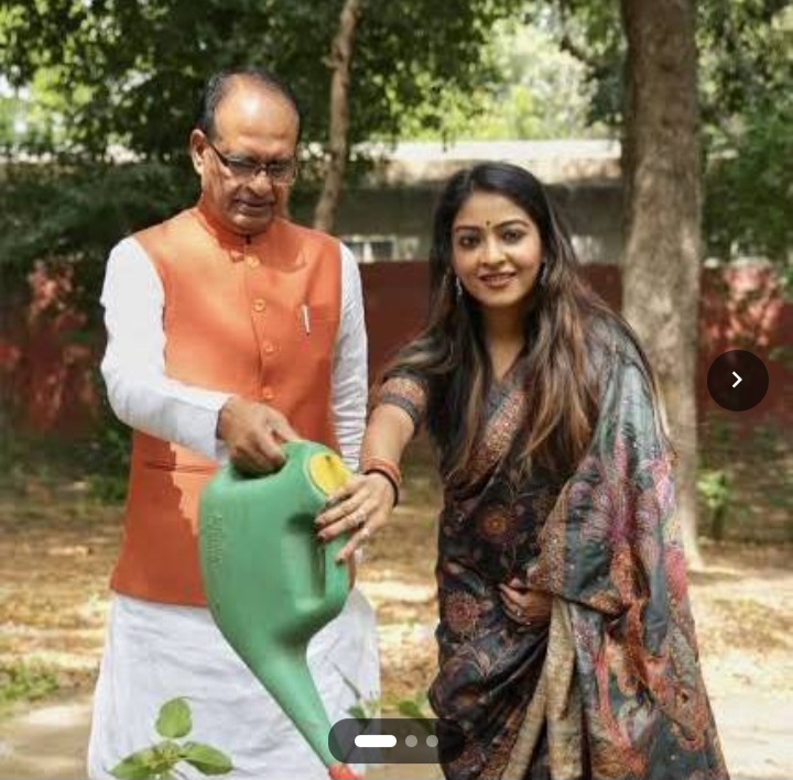 माननीय केन्द्रीय मंत्री शिवराज सिंह चौहान प्रतिदिन पौधारोपण संकल्प के तहत नई दिल्ली में पौधारोपण करते हुए।