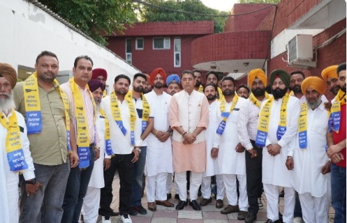 पंजाब में कांग्रेस को बड़ा झटका 8 पार्षदों सहित कई नेता आप में शामिल